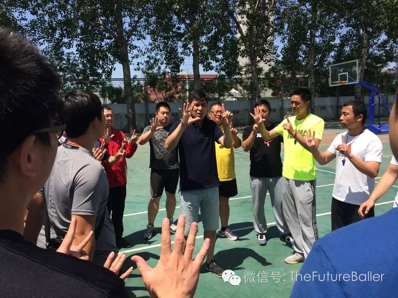 裁判篮球规则及手势_篮球初赛规则及裁判_裁判篮球规则初赛怎么写