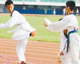 足球教练获奖_足球教练冠军排行_世界小学足球冠军教练