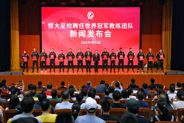 世界小学足球冠军教练_世界级足球教练_世界名足球教练