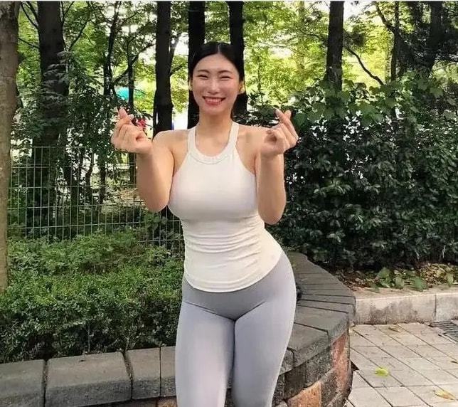 李殷娜坐姿_李殷娜健身_健身达人李殷娜图片
