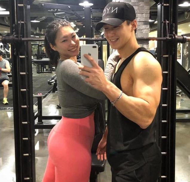 李殷娜坐姿_健身达人李殷娜图片_李殷娜健身