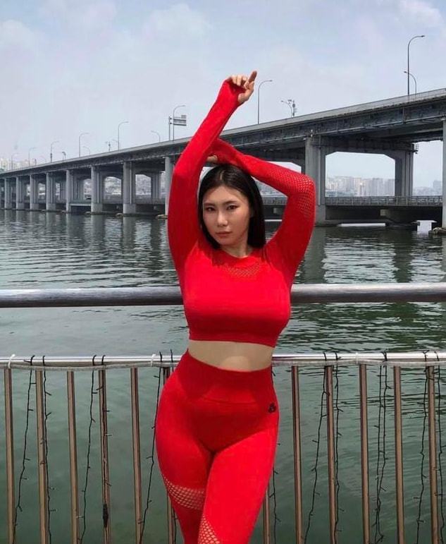 李殷娜健身_健身达人李殷娜图片_李殷娜坐姿