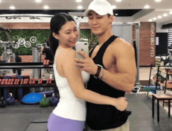 李殷娜坐姿_李殷娜健身_李殷娜游泳
