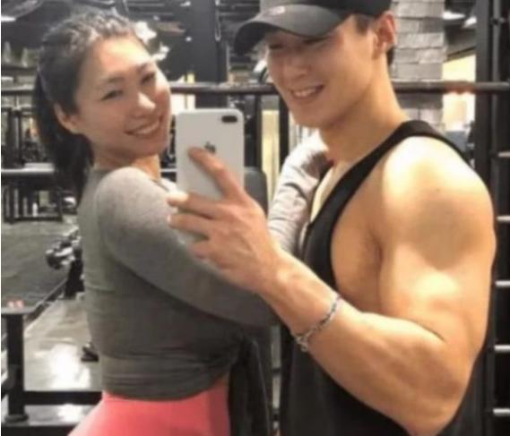 李殷娜健身_42岁李殷娜_李殷娜坐姿