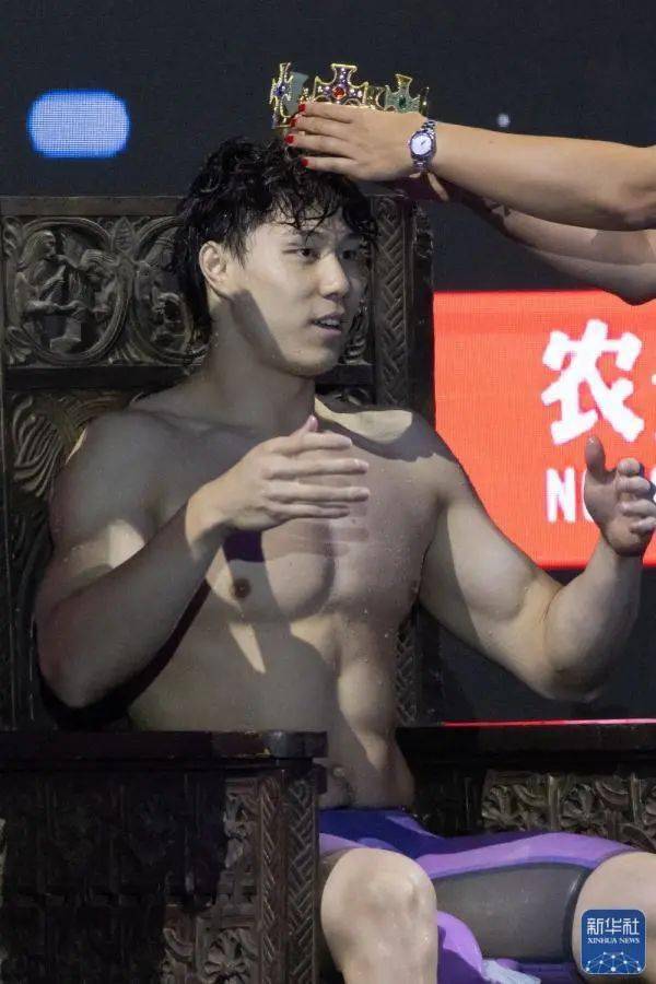 游泳冠军什么意思_游泳冠军yong_和冠军一起游泳的是谁呀