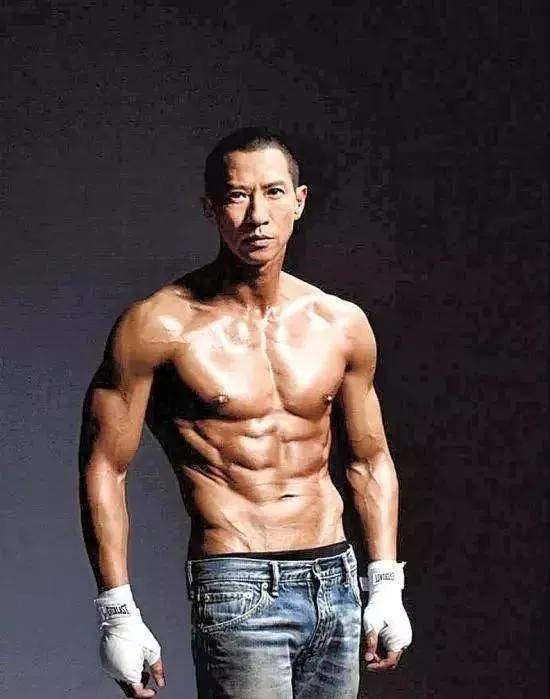明星健身照片男_健身明星照片男生_健身明星头像