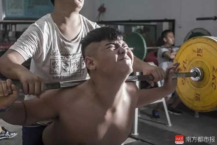 举重冠军广西_广西举重女运动员_广西籍世界举重冠军女选手